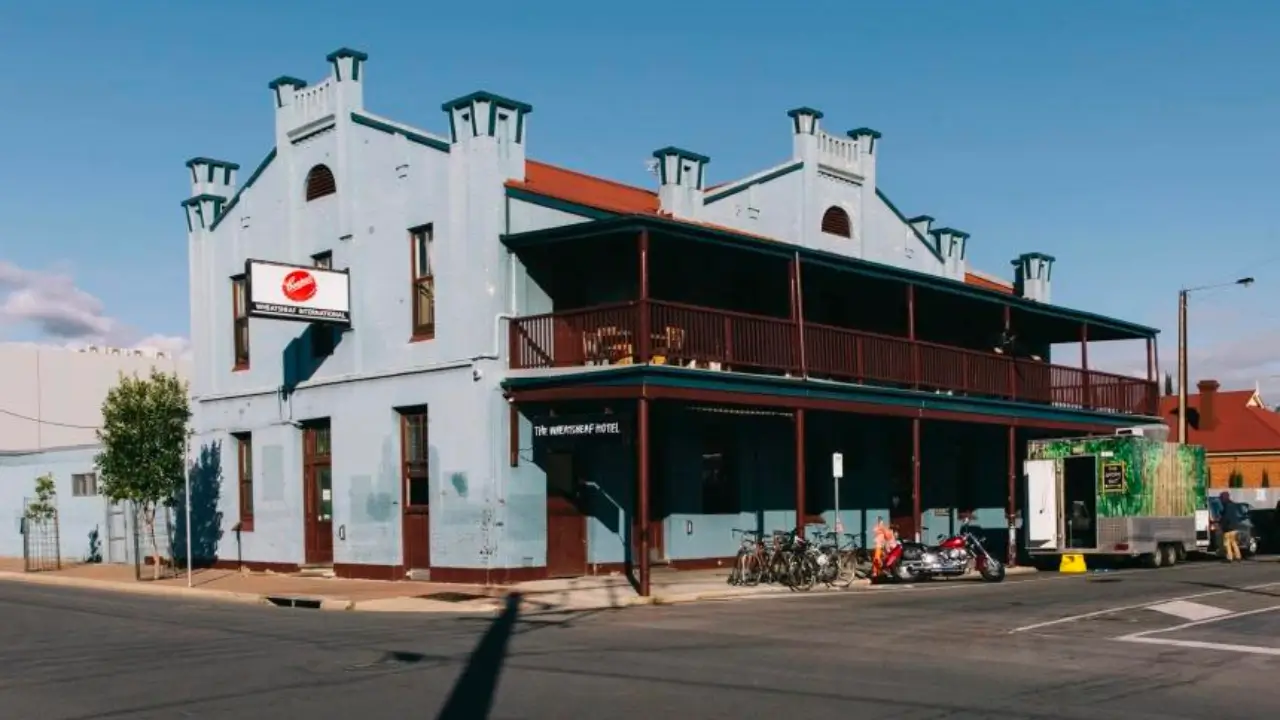 The blue building of The Wheatsheaf Hotel—a place for great beers: an alternative spot for wine tasting in the Barossa Valley.