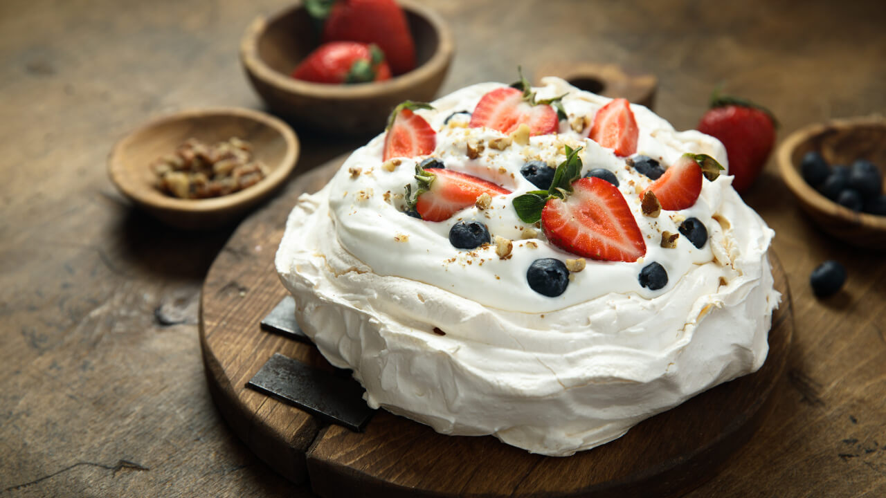 Pavlova meringue dessert