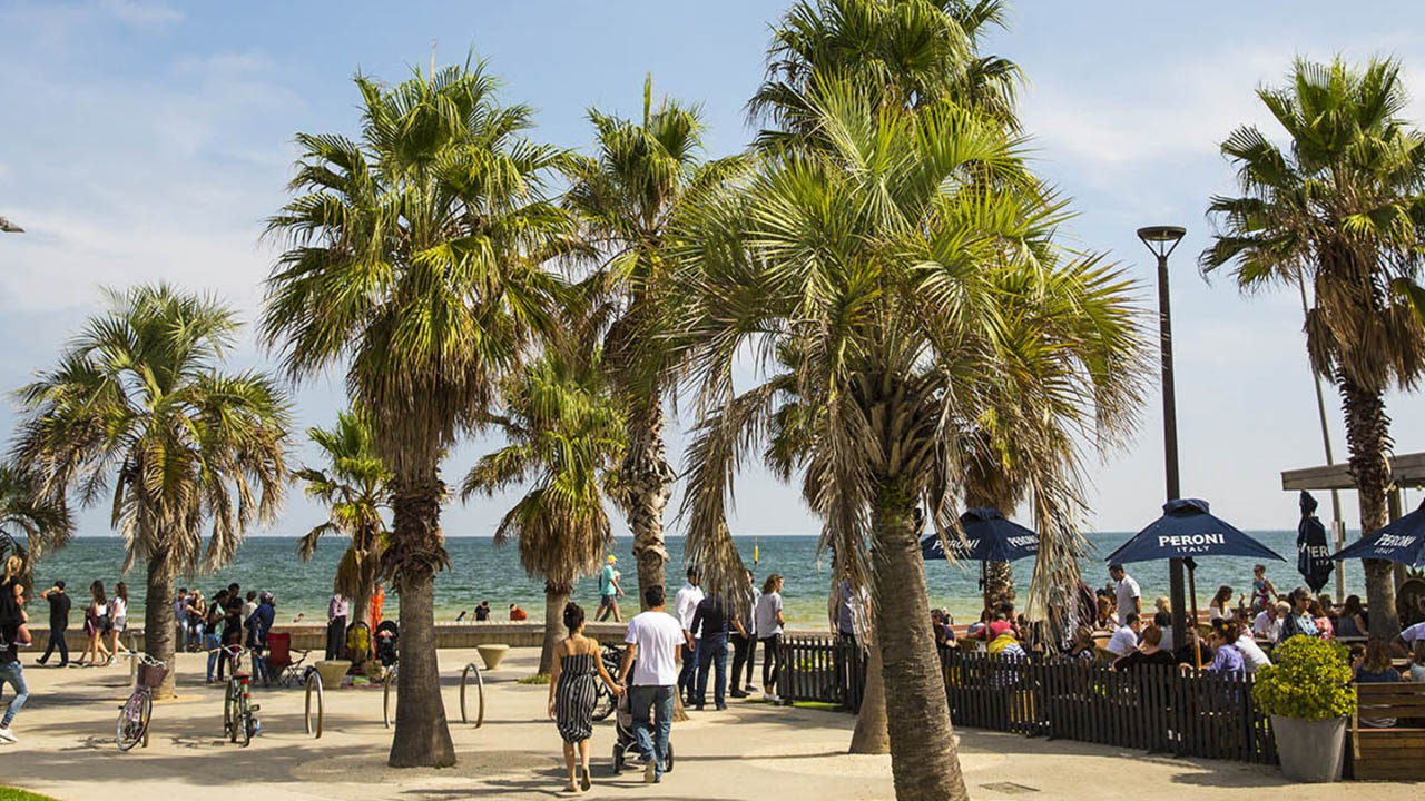 Strolling around St Kilda Beach