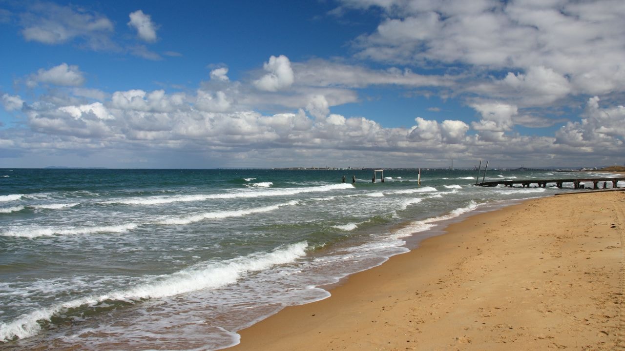 A quite shoreline of St. Kilda Beach